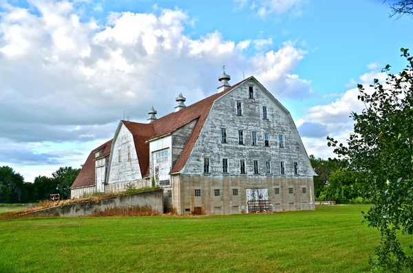 Massive huge old barn — Stock Photo, Image