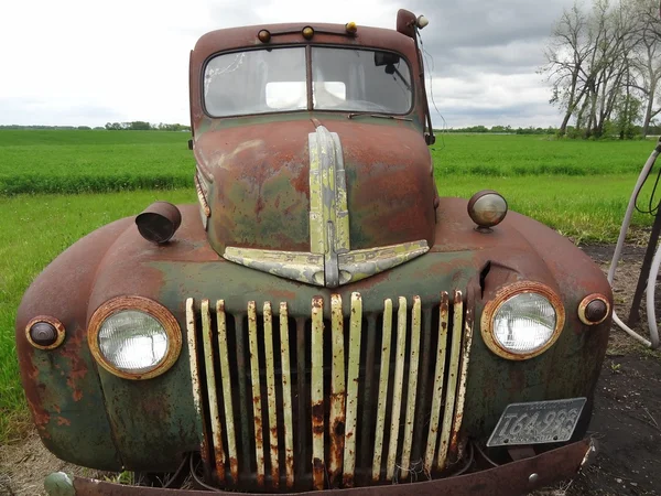 Une vieille camionnette montre des couches de patine — Photo