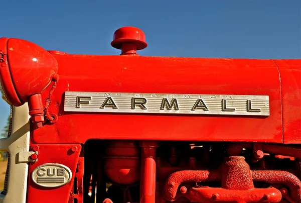 Відновлений трактор Famall дитинча червоний — стокове фото