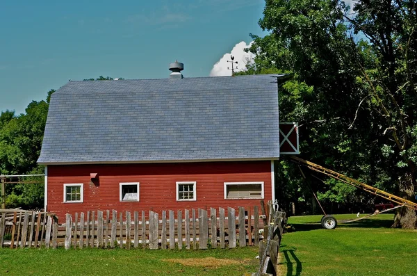 Boční pohled na staré červená stodola — Stock fotografie