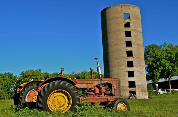 Tractores antigos estacionados ao lado de um silo derramado — Fotografia de Stock