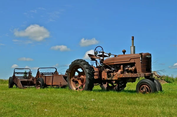 Tractor and two manure spreaders — Stock Photo, Image