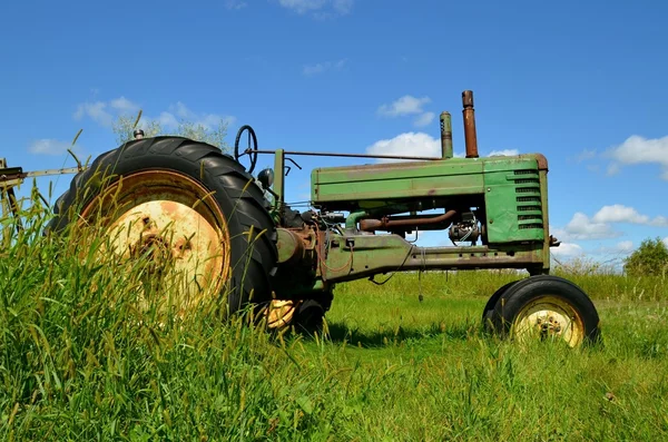 잔디의 분야에서 녹색 트랙터 — 스톡 사진