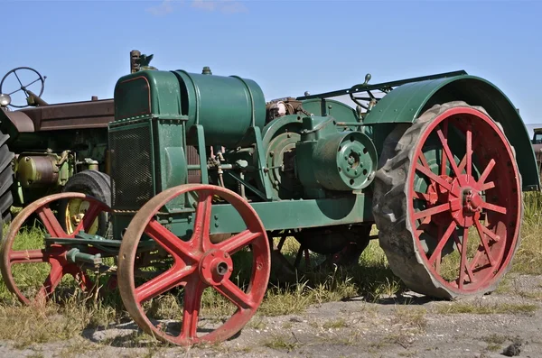 Mycket gamla antika traktor — Stockfoto