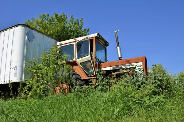 Tractor backed up to large trailer — Stock Photo, Image