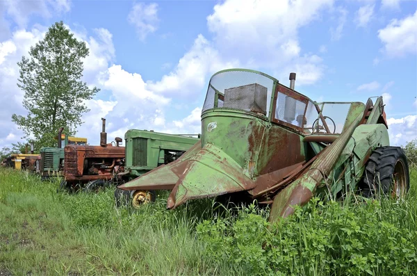 Montert to rader maisplukker med gamle traktorer – stockfoto