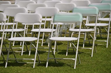 Bir düğün için düzenlenmiş sandalye