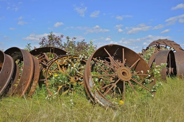 Empilement de vieilles roues en acier — Photo