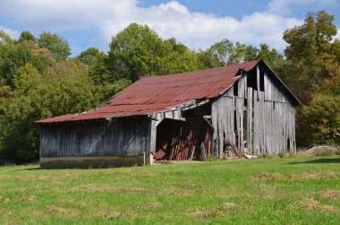 yıpranmış eski ahır