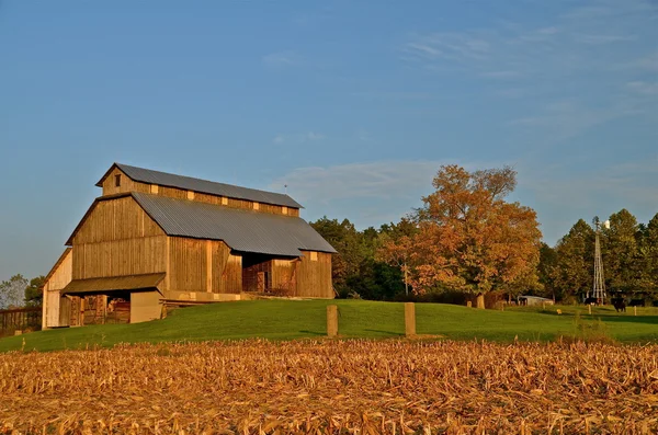 Stará stodola v barvách podzimu — Stock fotografie