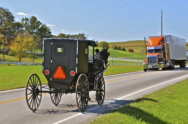 Amish buggy and semi meet on highway. — Stock Photo, Image