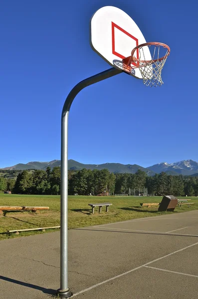 Canestro da basket con montagne sullo sfondo — Foto Stock