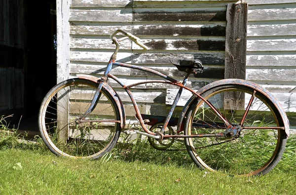 Vintage kolo opře stěny kůlny. — Stock fotografie