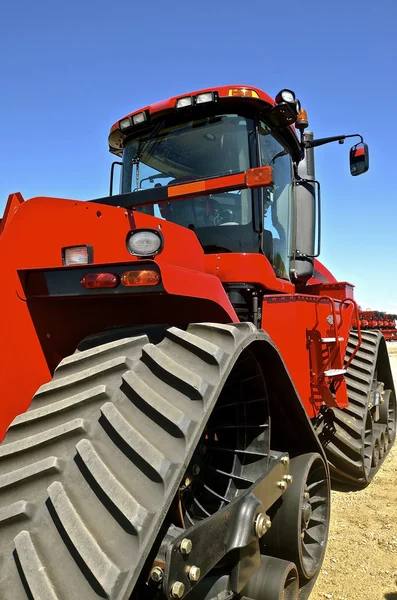 Červený traktor jednotky čtyři kola — Stock fotografie