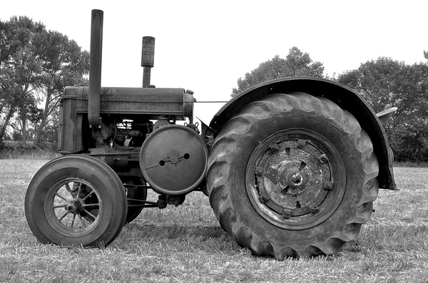 Vieux tracteur classique en noir et blanc — Photo