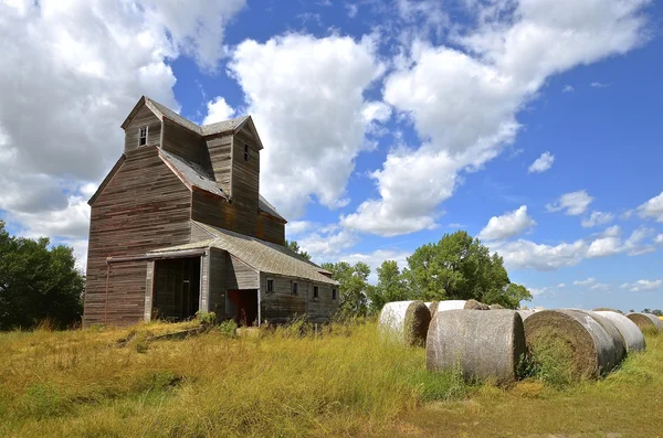 古い農場の穀物エレベーター — ストック写真