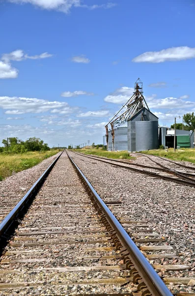 Graanelevator systeem en railroad tracks — Stockfoto