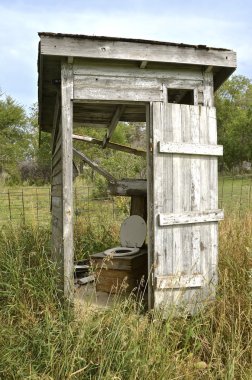 Çürük evin dışında bir klozet kapağı ile