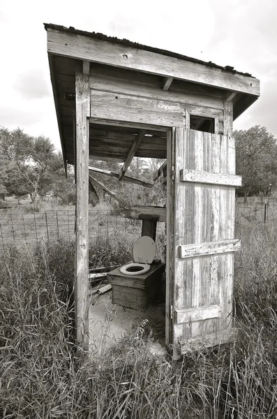 Noir et blanc) Rickety tomber en morceaux dépendance — Photo