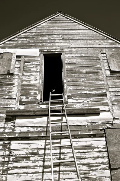 Escada leva a abrir a porta do galpão — Fotografia de Stock