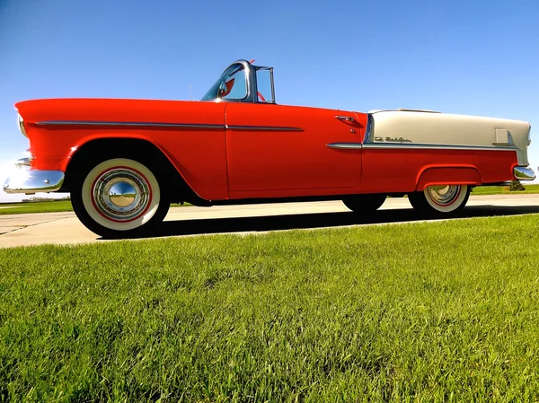 Класичний червоний 1955 Chevy кабріолет. — стокове фото