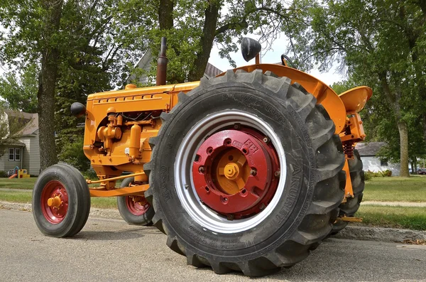 Minneapolis Moline tractor estacionado en una ciudad rurtal Main Street — Foto de Stock