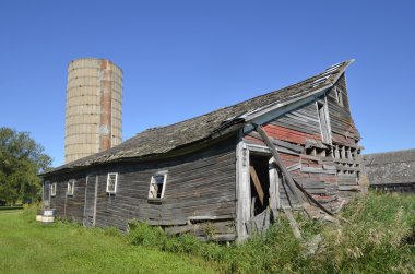 Dağılan ahır ve silo