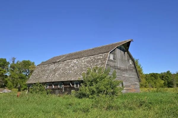 Rickety old deteriorated barn in a state of disrepair — Stock Photo, Image
