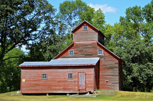 Old red grain elevator — Stock Photo, Image