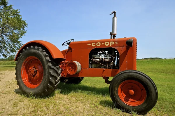 Stary traktor Co-op — Zdjęcie stockowe