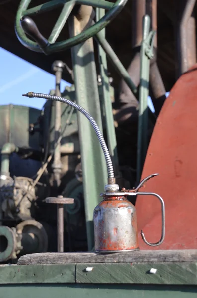 Tanica di olio a stelo lungo e un motore a vapore — Foto Stock