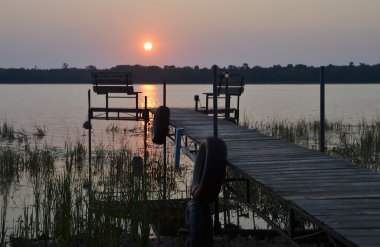 Gölün üzerinde gün doğumu