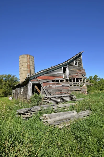 Rickety old weathered  barn — Stock Photo, Image