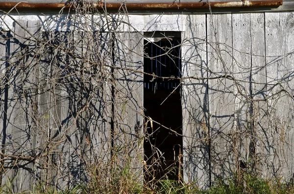 Puerta corredera de madera envejecida del granero — Foto de Stock