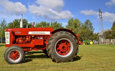 Farmall traktör bir çiftlik gösterisi geri