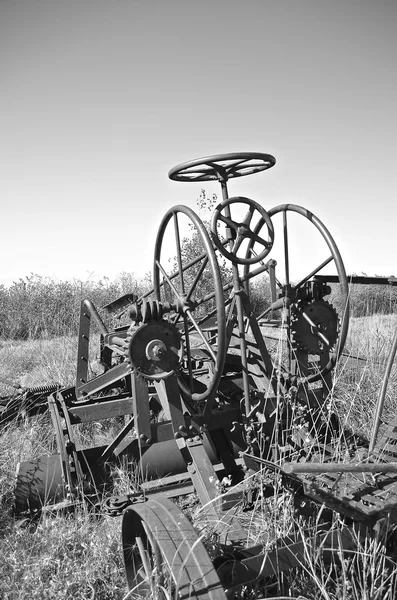 Restos de um antigo motoniveleiro (preto e branco ) — Fotografia de Stock
