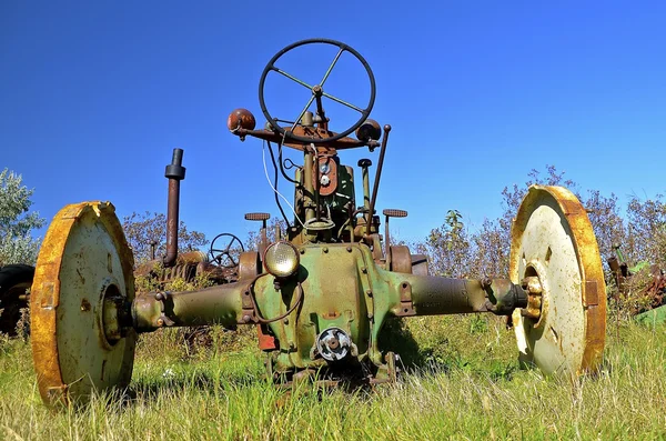 Rodas traseiras e costas de um tractor antigo — Fotografia de Stock