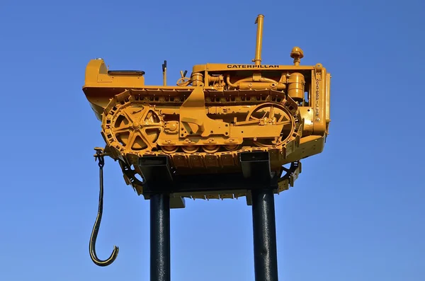 Bulldozer displayed high in the sky — Stock Photo, Image