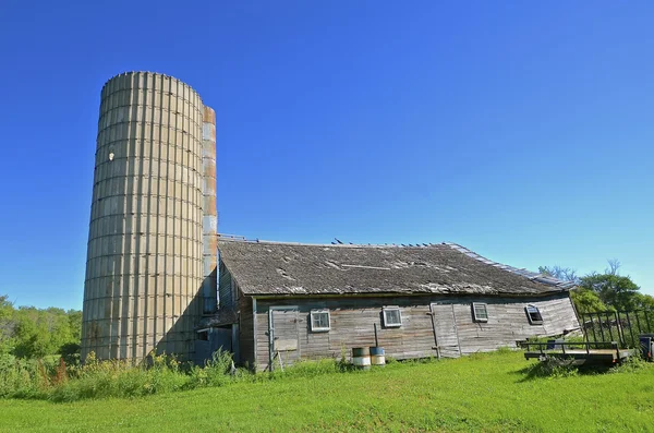 Silo and old deteriorating barn — Stock Photo, Image