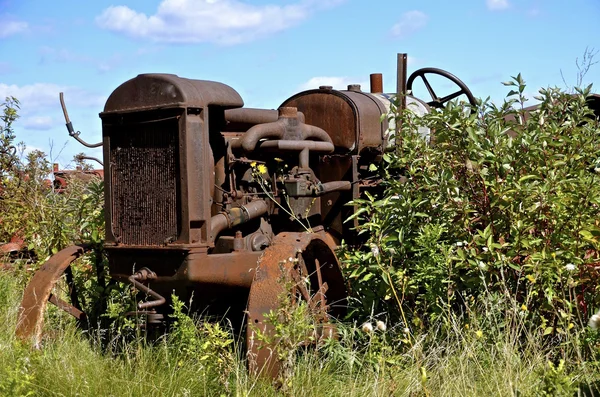 Mycket gammal traktor full av rost — Stockfoto