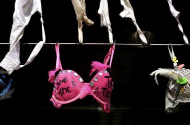 Meme kanseri bilinçlendirme sutyen ekran ile