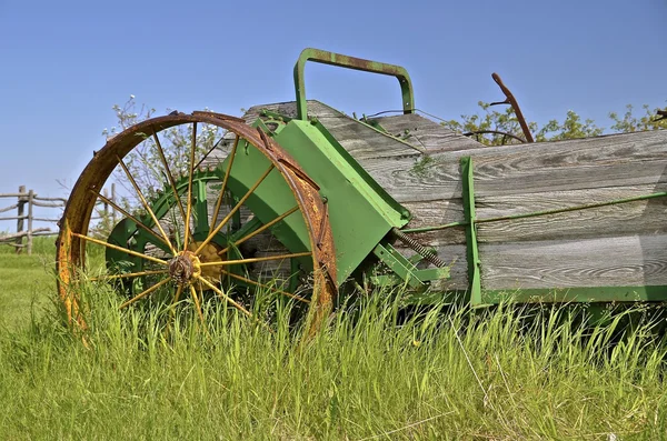 Old manure spreader with wooden box — Stock Photo, Image