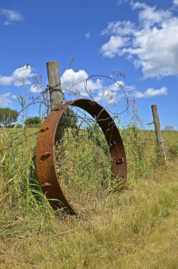 Paslı tekerlek yıpranmış çit sonrası karşı eğilir
