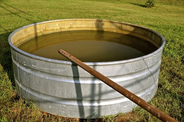 Tubería de pozo conduce al tanque de llenado de stock — Foto de Stock