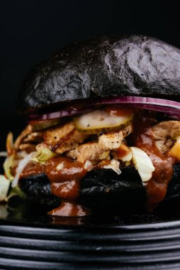 Sebze ve peynirli ızgara tavuk.