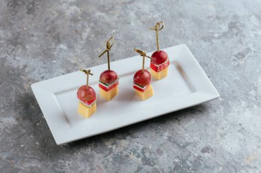 Peynirli ve kiraz domatesli kanepeler.