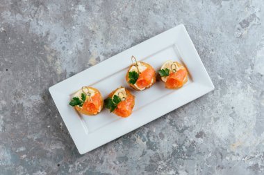 Somon ve avokado tabağında leziz bir meze.