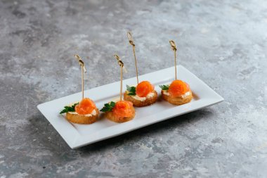 Somon ve peynirli kanepe.