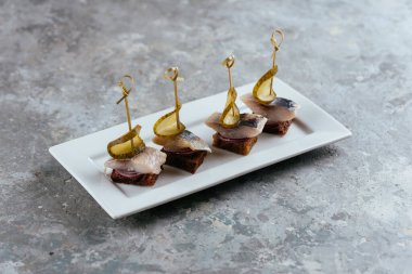 Prosciutto, peynir ve jambon tabağı.