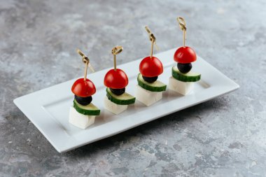 Peynirli ve sebzeli kanepeler